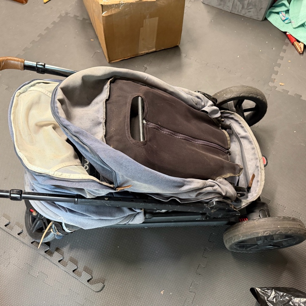 Nuna Tavo Stroller (for parts) 2 back wheels and seat liner are all thats left - Picture 10 of 10